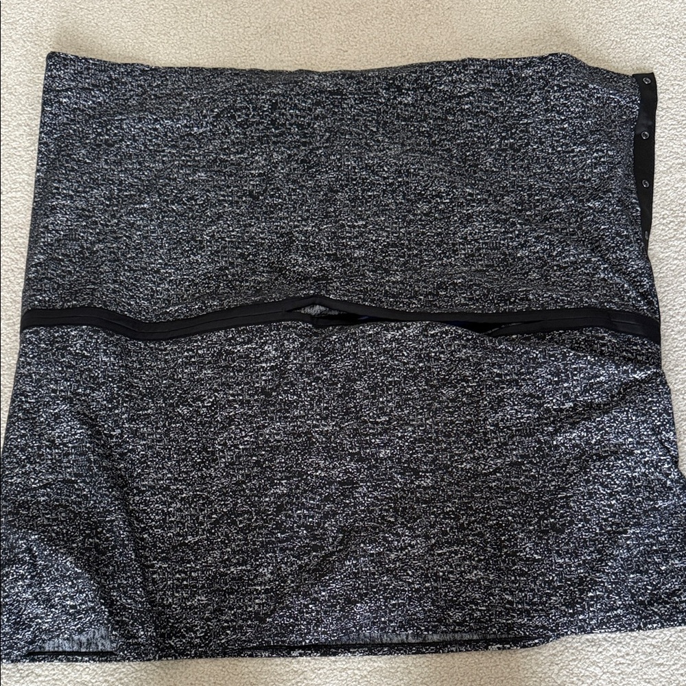 Lululemon Vinyasa scarf / wrap , versatile with snapped buttons 
All sized fit